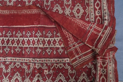 Een ceremonieel patola doek voor de Indonesische markt met VOC-stempel, Gujarat, India, 17e eeuw